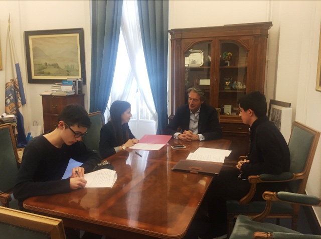 Alumnos del colegio entrevistan al alcalde