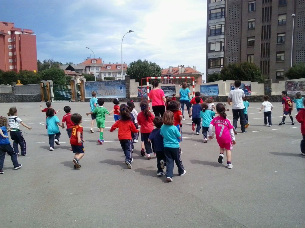 Partido de futbol 4 años contra 5 años.