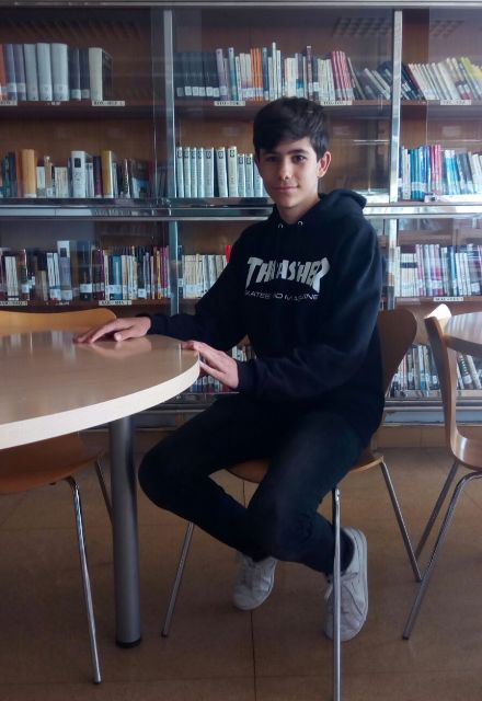 Alumno repite premio en certamen literario