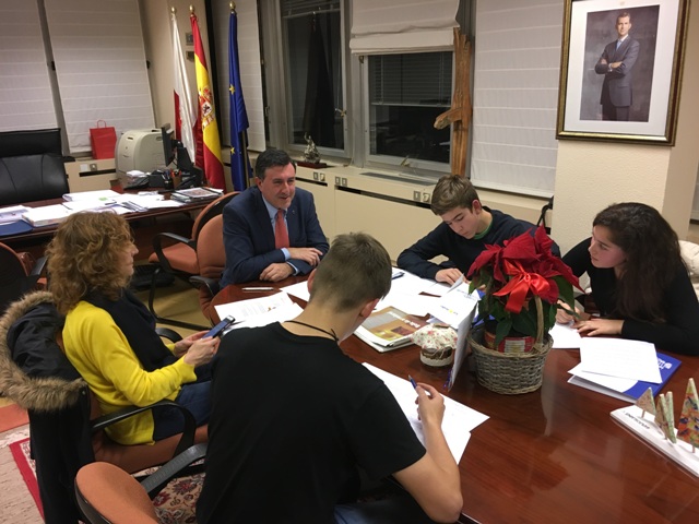 Alumnos entrevistan al Consejero de Educación