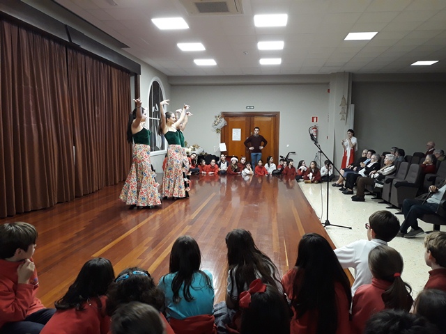 Actuación navideña en la Residencia La Caridad