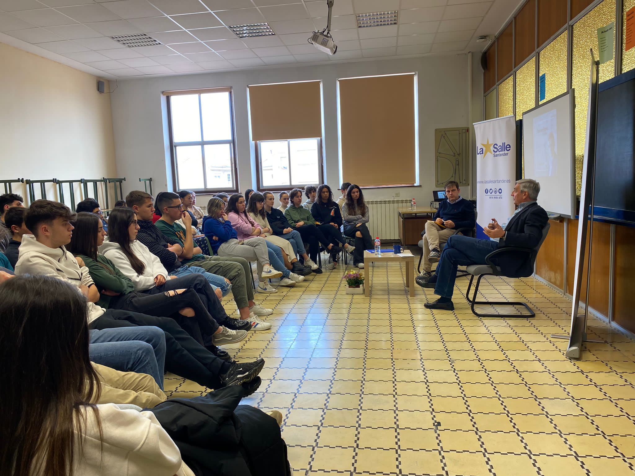 Idígoras aborda el terrorismo de ETA en 2º BACH