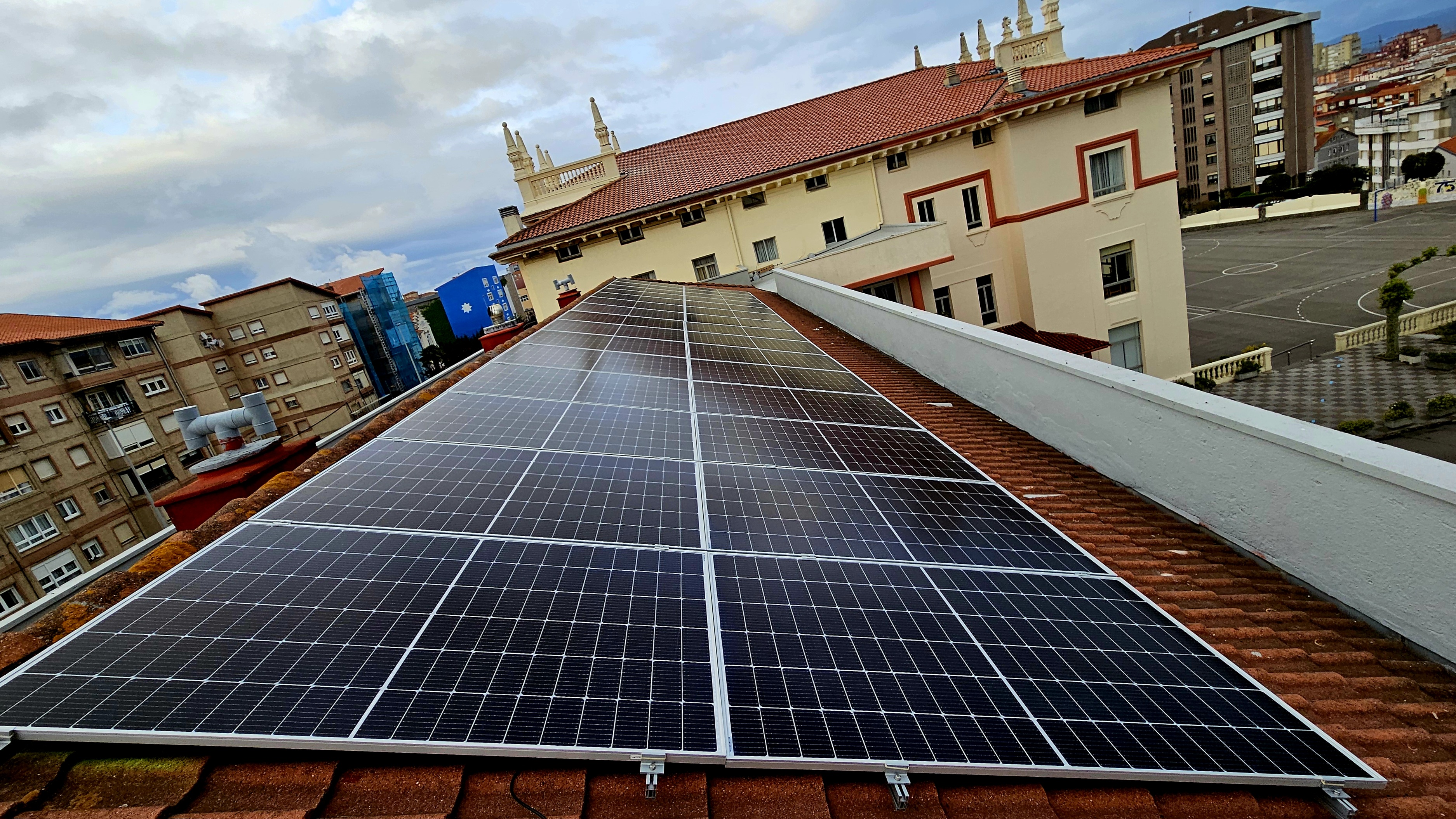UN PARQUE FOTOVOLTAICO JUNTO AL JARDÍN