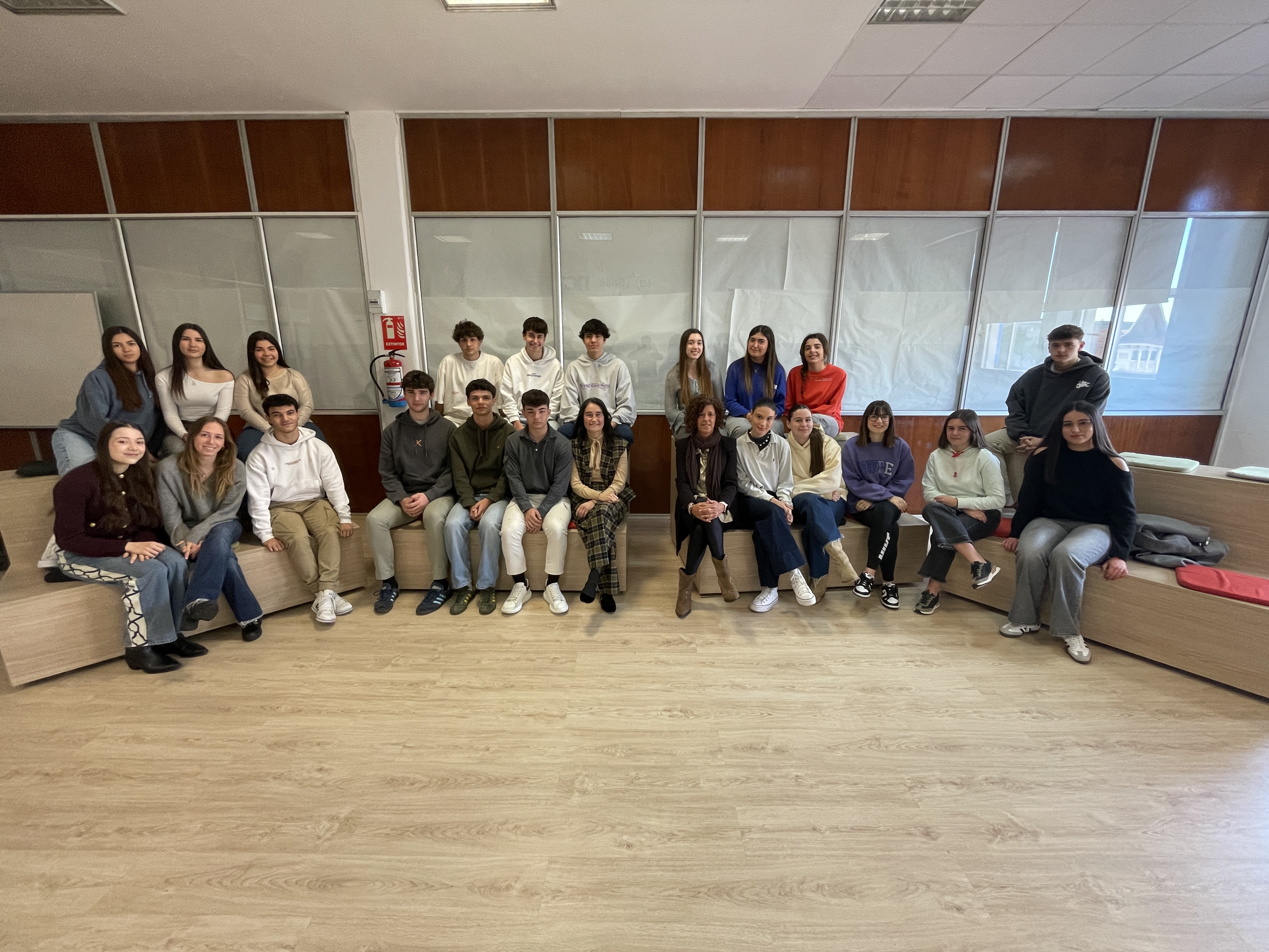 Los alumnos de 2º de Bachillerato reviven La Transición de la mano de dos madres del colegio