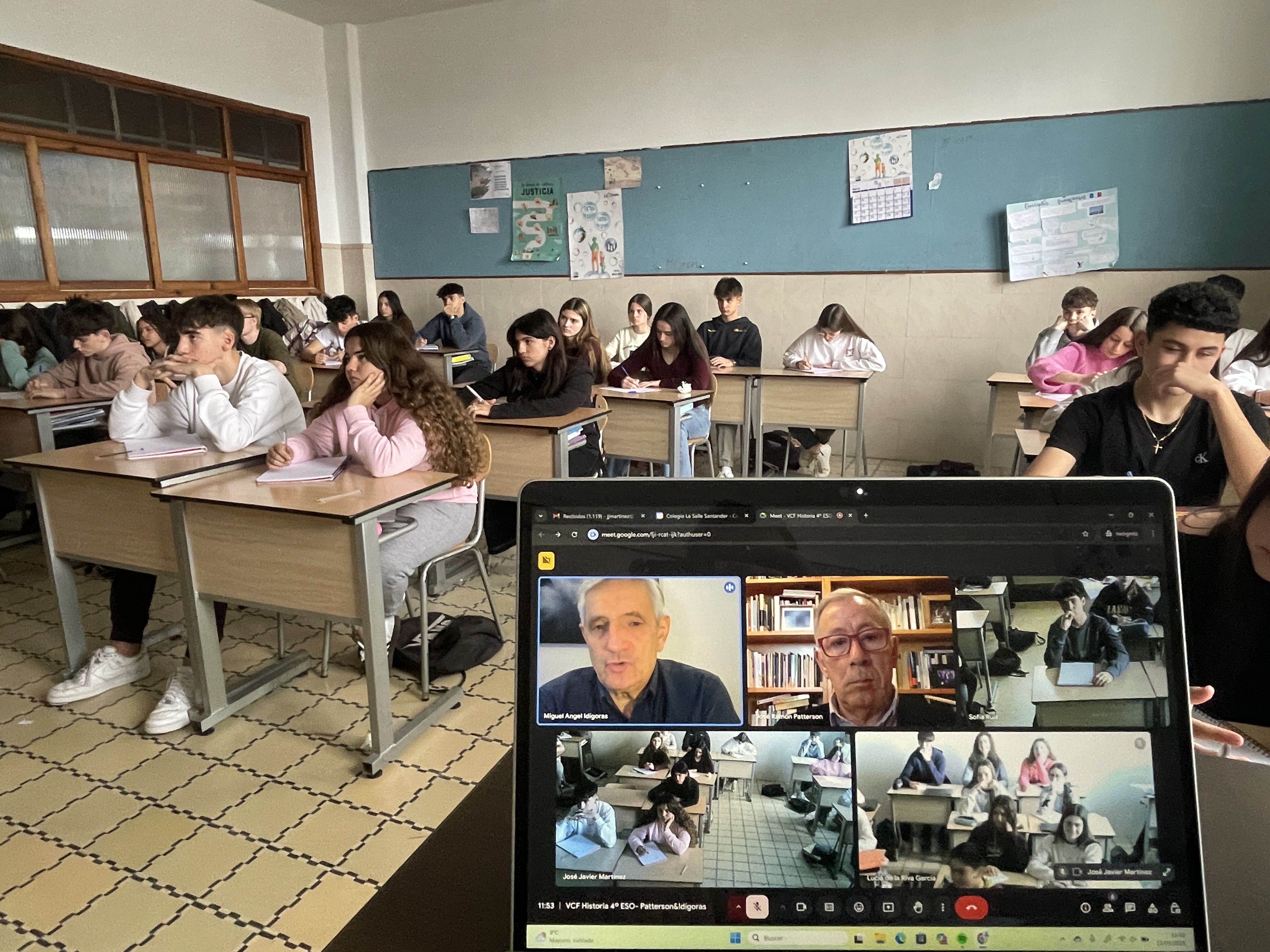 Alumnos de 4º de ESO profundizan en el Nuevo Orden Mundial con los periodistas Patterson e Idígoras 