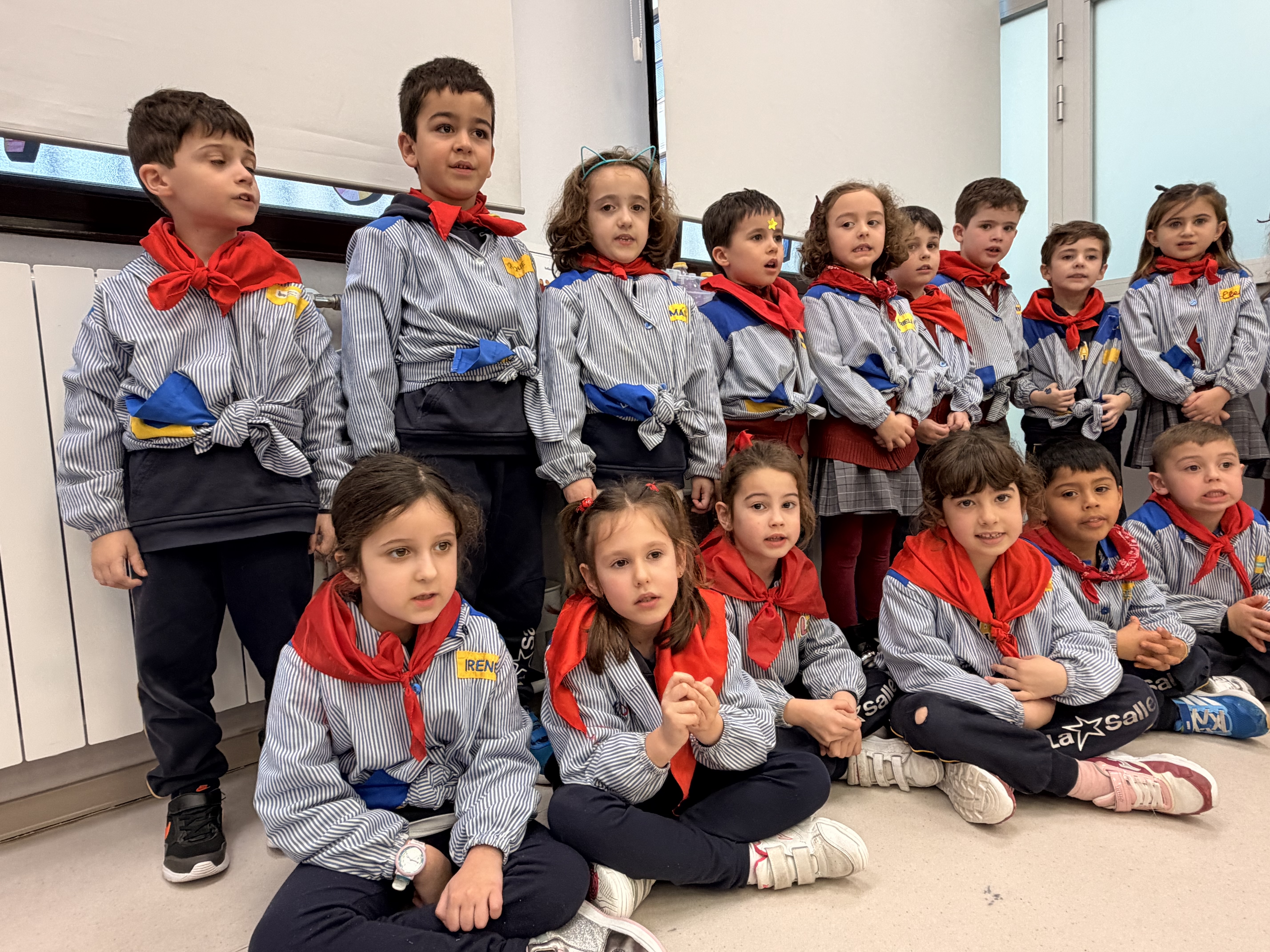 los-niños-de-cinco-cantan-las-marzas